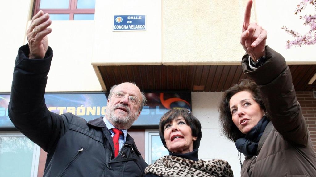 La actriz Concha Velasco en su visita a la calle que lleva su nombre, acompañada por el entonces alcalde de Valladolid, Javier León de la Riva; y la concejala de Cultura, Mercedes Cantalapiedra