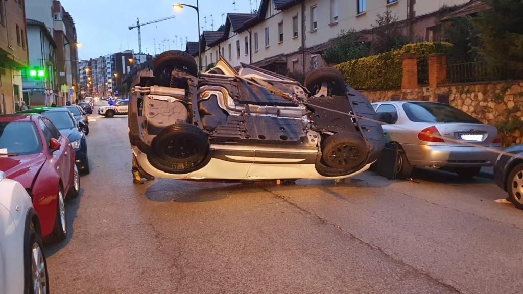 Bomberos y Policía Local dan la vuelta al vehículo en la calle San Francisco de Burgos