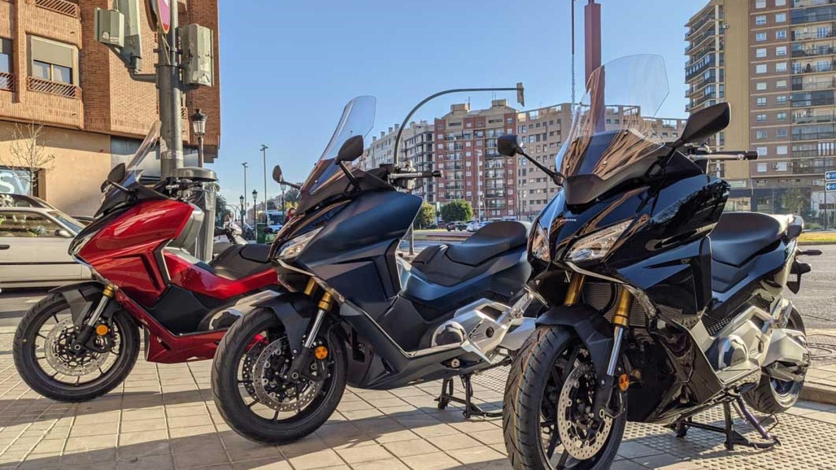 Imagen de tres motos en la ciudad. EE