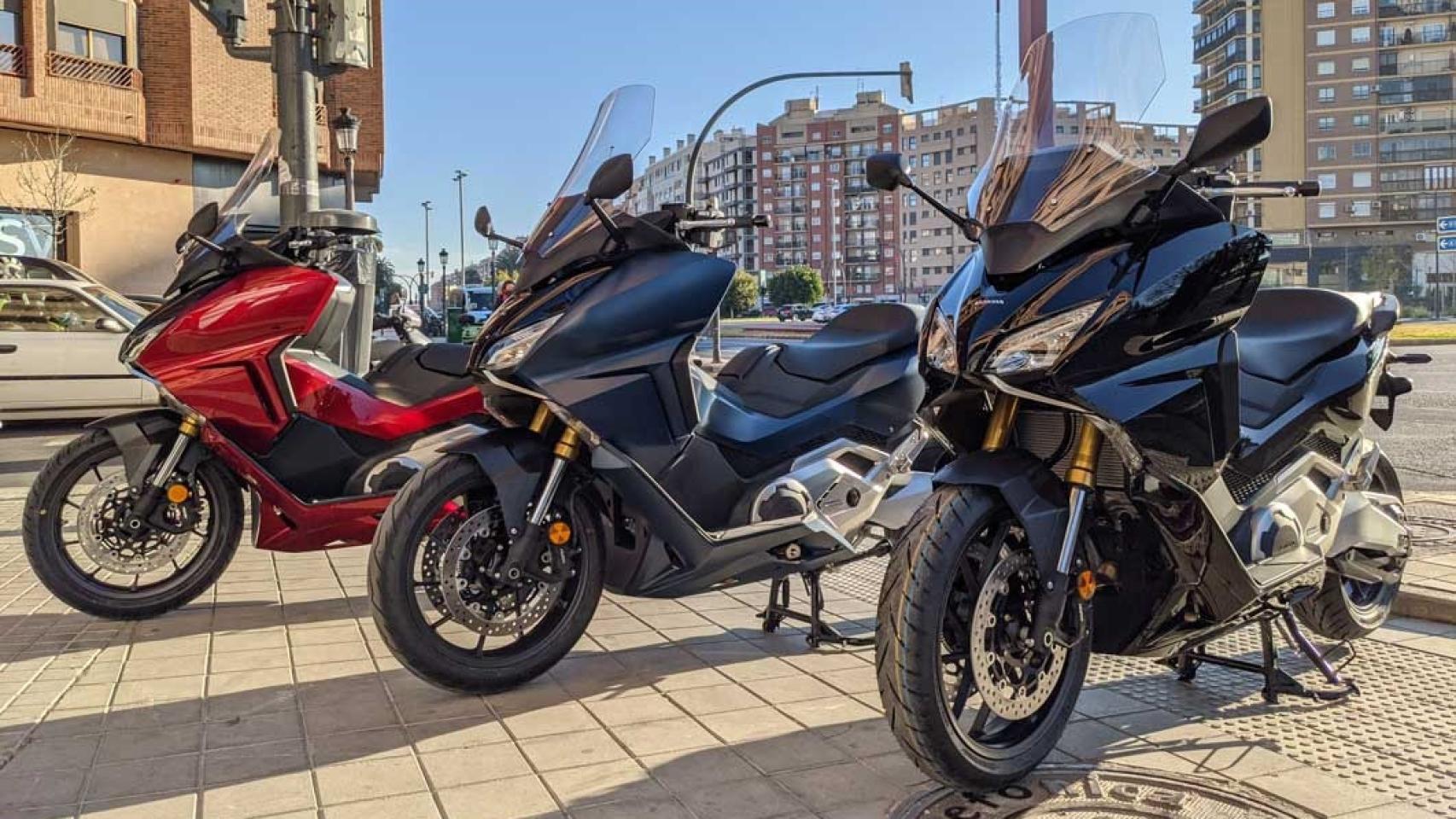 Tres motos en la ciudad.