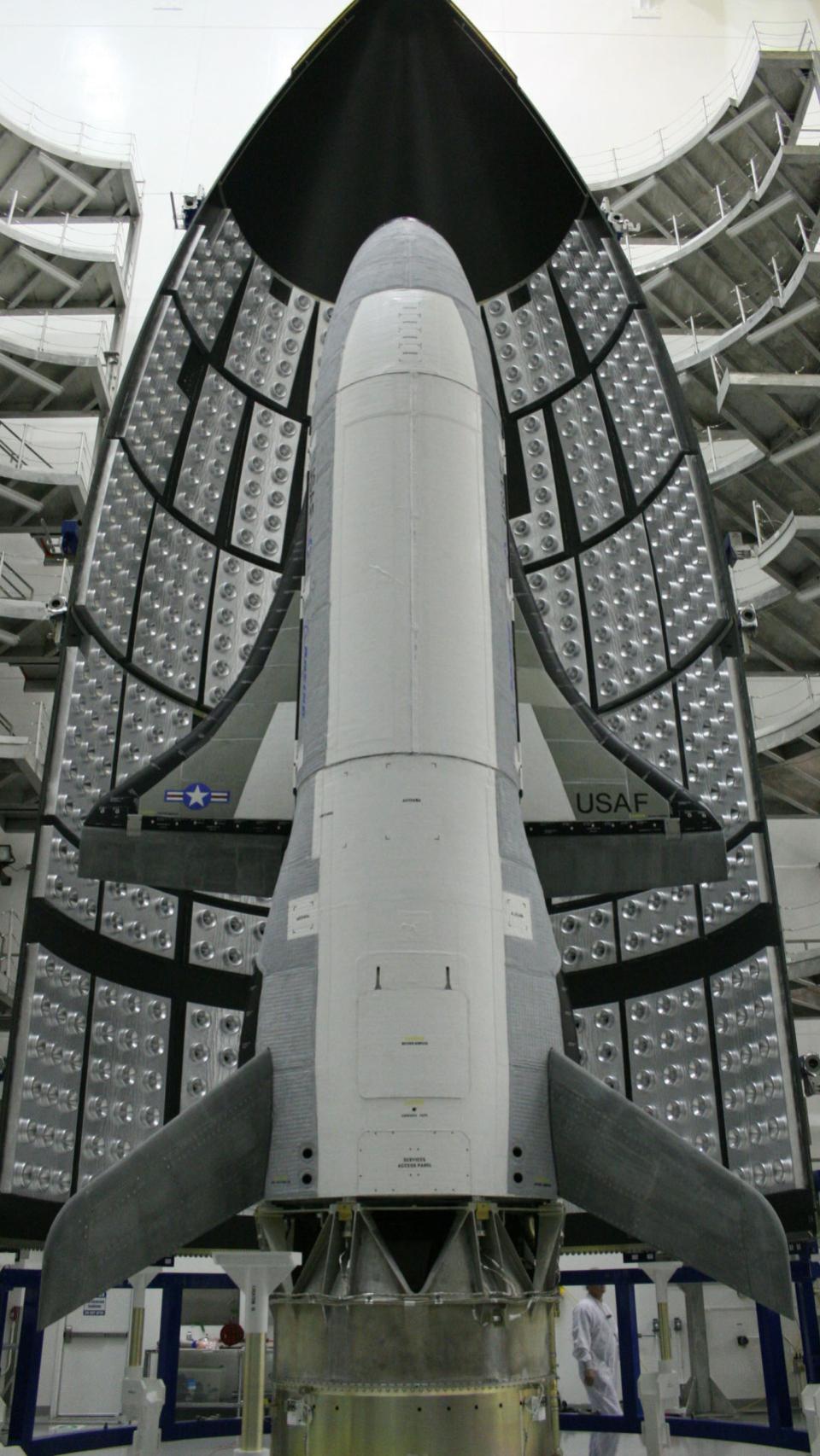 Vehículos X-37B con la cápsula de fondo