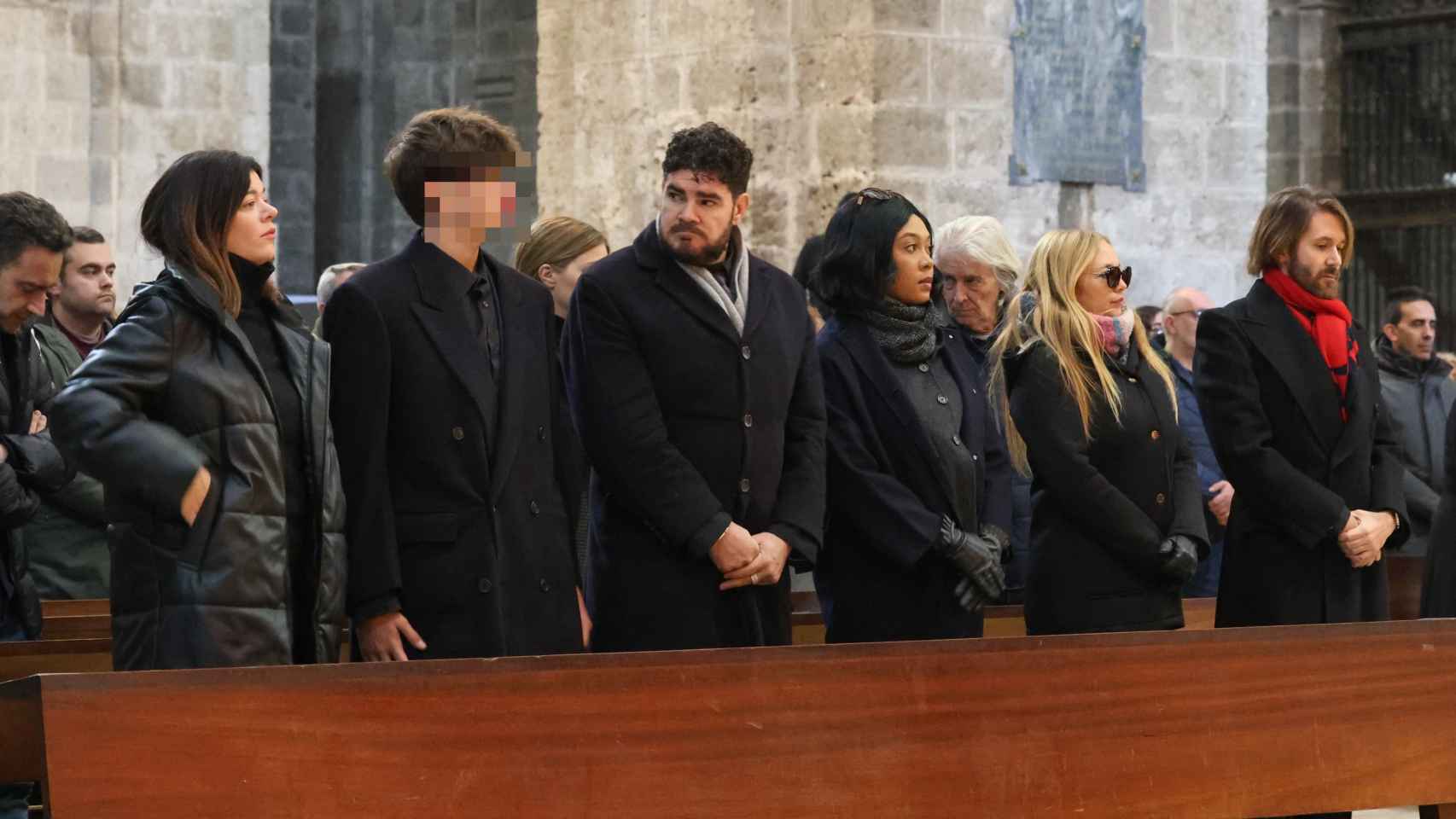 Paco Martínez Velasco junto a su hijo y su hasta ahora mujer, Cecilia, situada a la izquierda de la imagen.