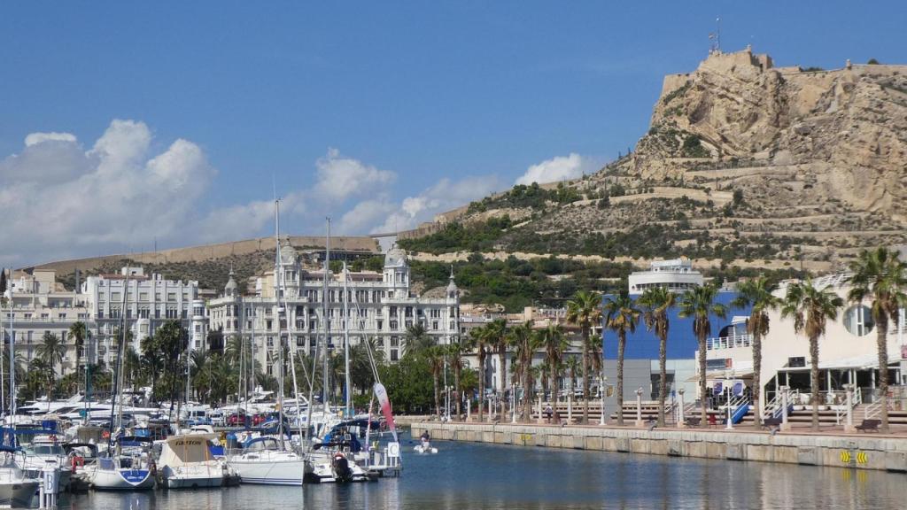 Puerto de Alicante, con el Castillo de Santa Bárbara al fondo.