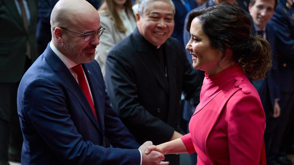 La presidenta de la Comunidad de Madrid, Isabel Díaz Ayuso saluda al delegado del Gobierno en la Comunidad de Madrid, Francisco Martín, a su llegada a los actos conmemorativos del 45º aniversario de la Constitución Española, en la Real Casa de Correos.