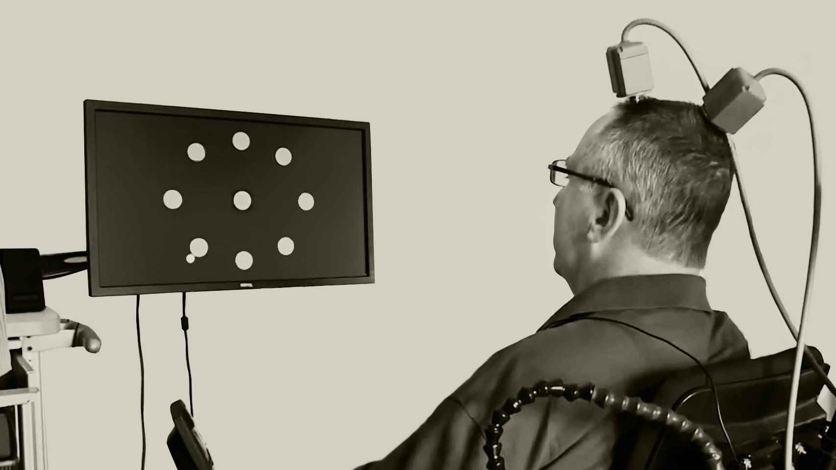 Un paciente conectado a implantes neurológicos practica el control de un sensor. Neuroscience Stanford.