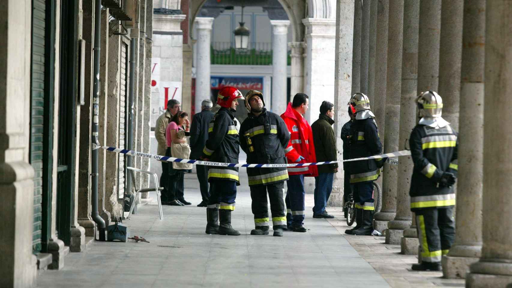 Los bomberos en el entorno de la cafetería La Banqué el 6 de diciembre de 2004.