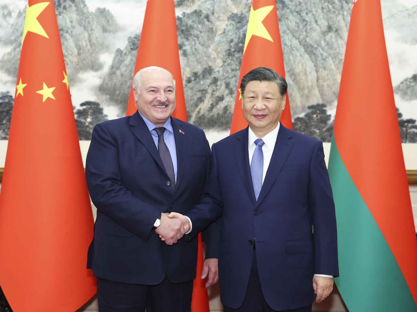 Xi Jinping junto a Alexander Lukashenko, presidente bielorruso.