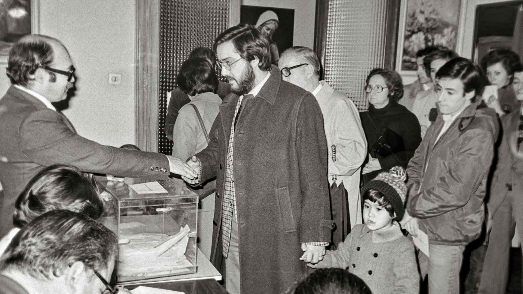 El diputado constituyente socialista Juan Luis Colino vota en un colegio electoral de Valladolid en el referéndum de la Constitución Española del 6 de diciembre de 1978.