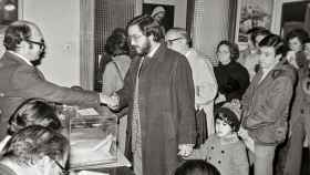 El diputado constituyente socialista Juan Luis Colino vota en un colegio electoral de Valladolid en el referéndum de la Constitución Española del 6 de diciembre de 1978.