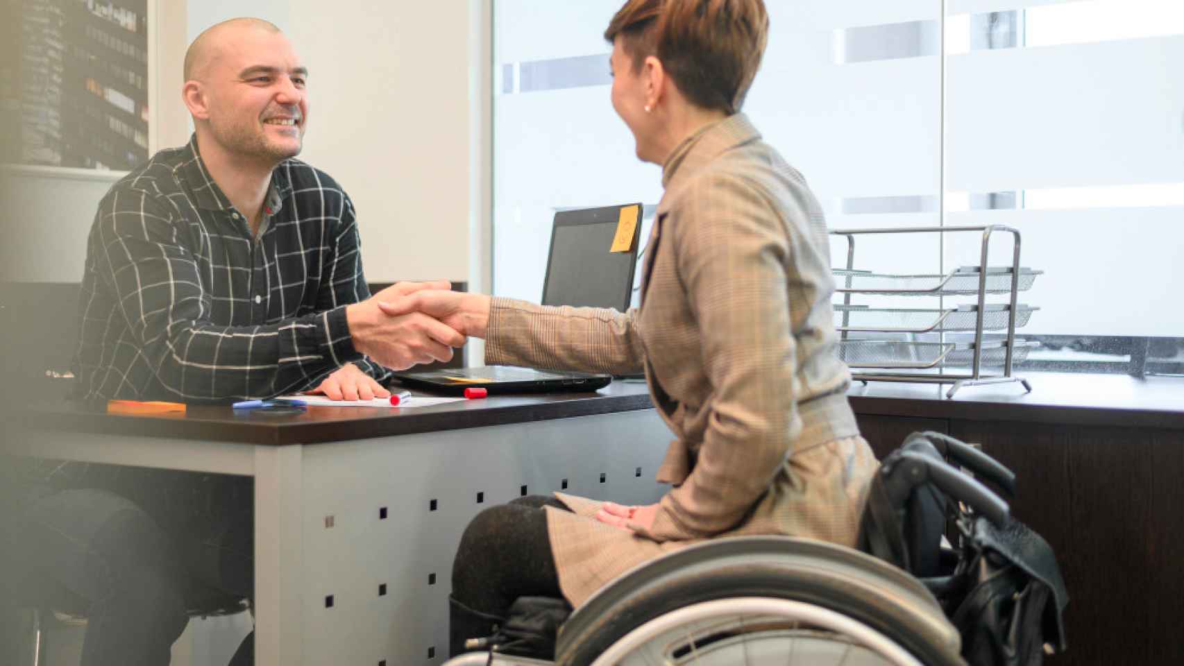 Una persona discapacitada en una entrevista de trabajo