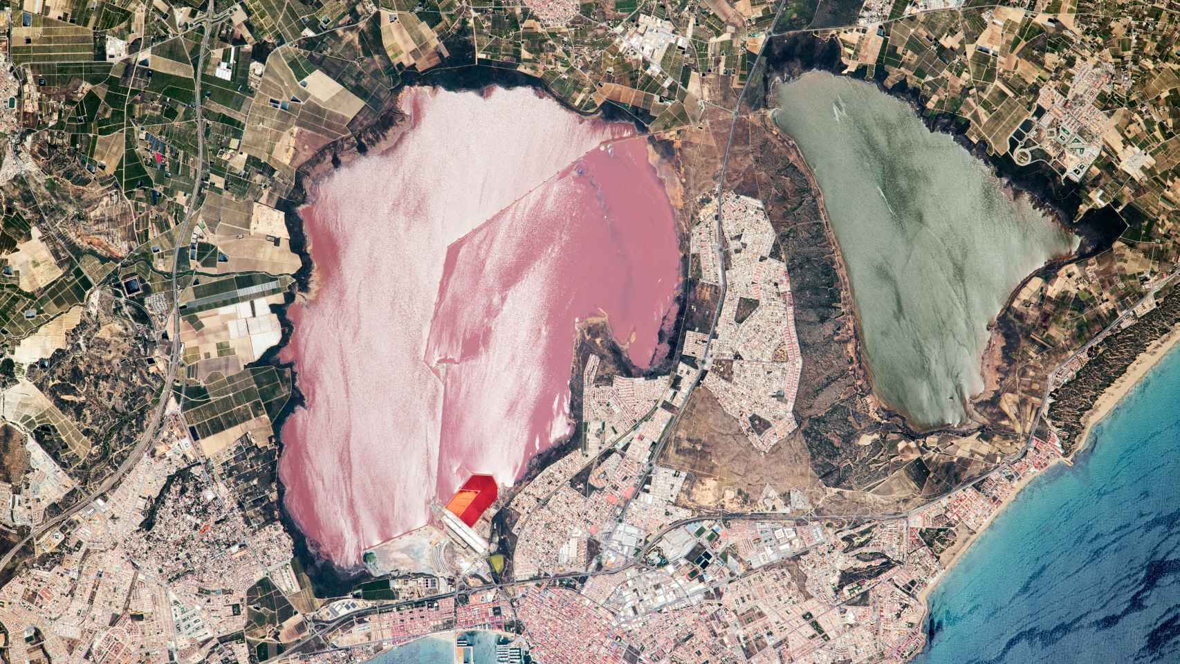Las salinas de Torrevieja y La Mata, capturadas por la NASA.