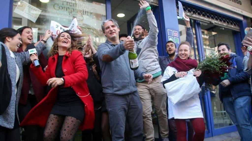 Personas brindando porque les tocó la Lotería de Navidad.