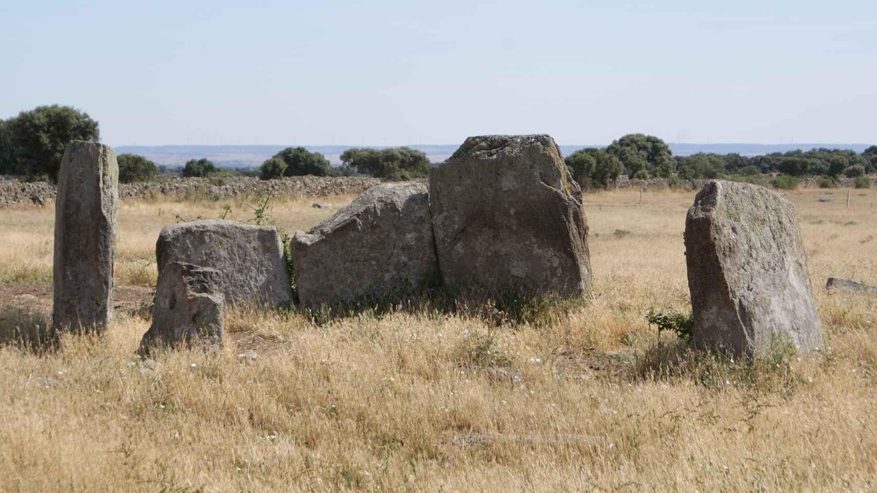 Muy cerca de la iglesia de Zafrón hay una cámara megalítica, sin túmulo, que domina una pequeña vega