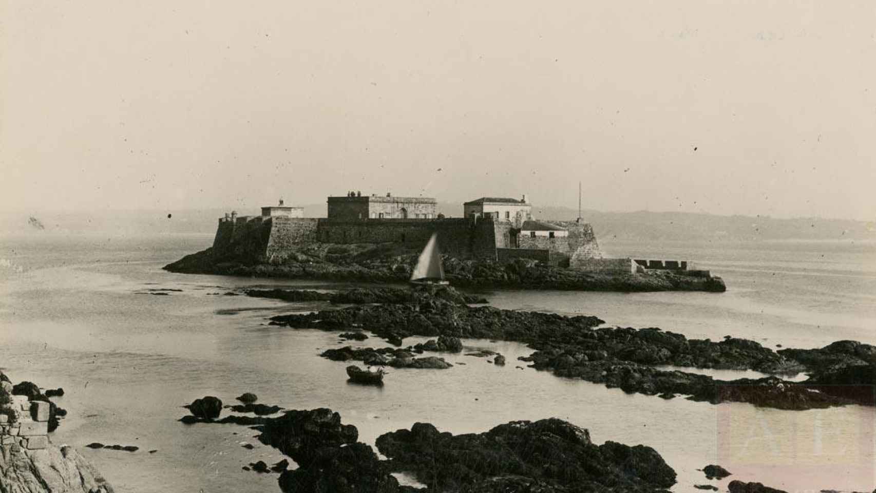 Castillo de San Antón fotografiado en 1928, cuando era una cárcel.