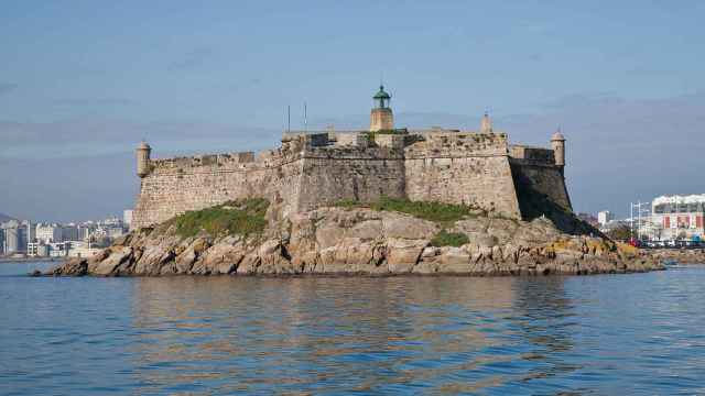 Castillo de San Antón visto desde una embarcación
