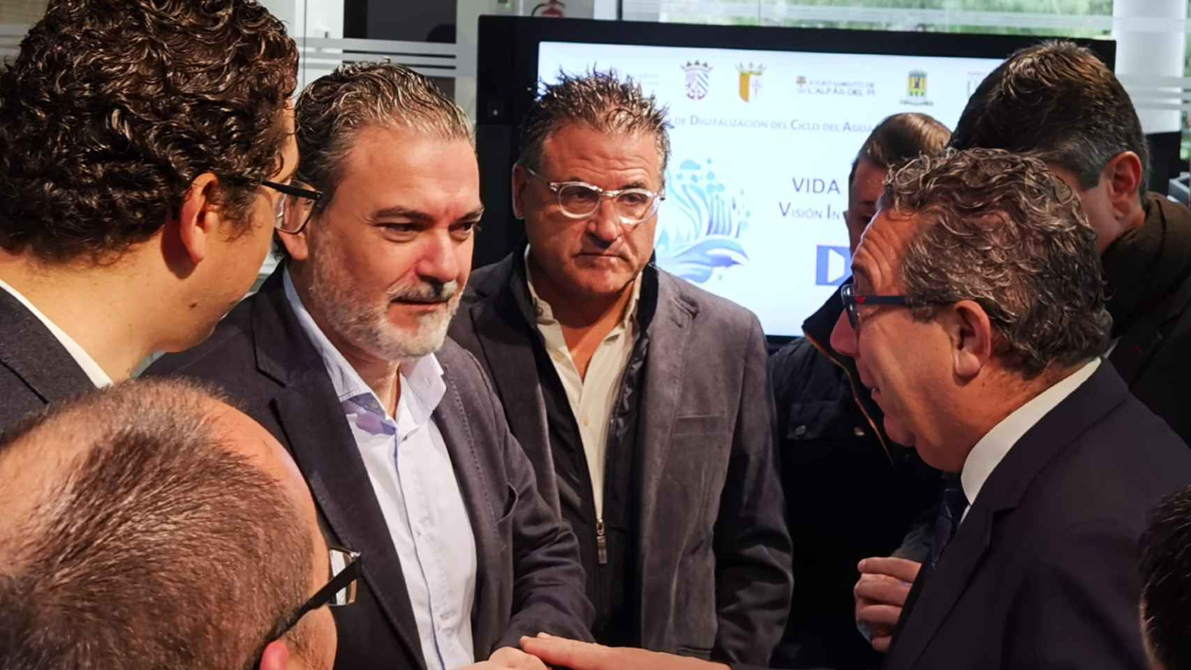 Vicente Arques, izquierda, y Toni Pérez, derecha, conversan junto a los otros alcaldes este lunes en Benidorm.