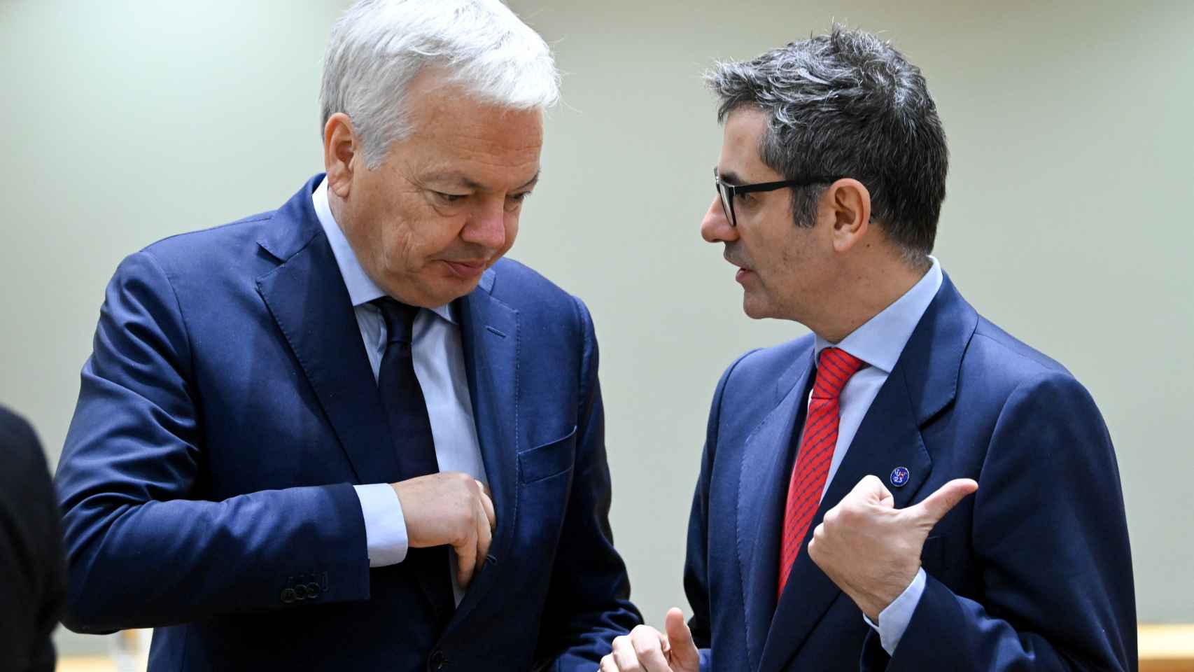 Didier Reynders y Félix Bolaños conversan durante el Consejo de Justicia de la UE celebrado este lunes en Bruselas