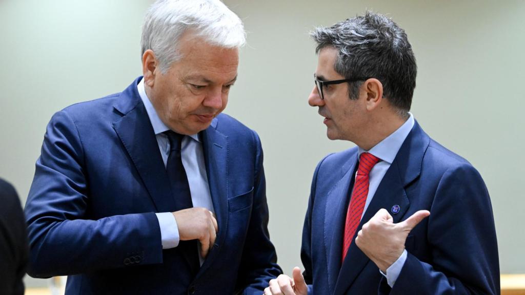 Didier Reynders y Félix Bolaños conversan durante el primer Consejo de Justicia de la UE del ministro, en Bruselas.