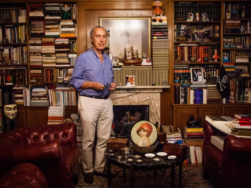 Luis Alberto de Cuenca, en su biblioteca.