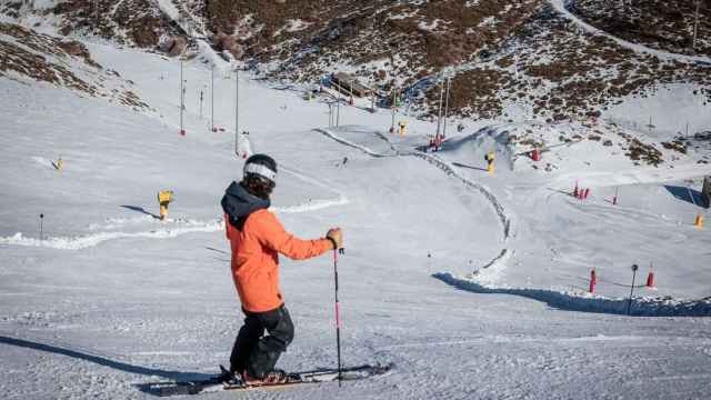 Un esquiador afronta el descenso por una de las pistas de la estación