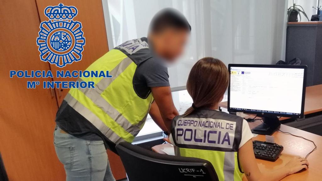 Agentes de la Policía Nacional en el departamento de investigación.