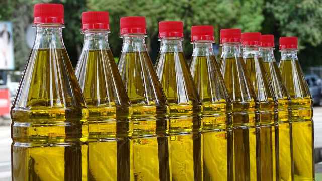 Unas botellitas de aceite de oliva virgen extra.