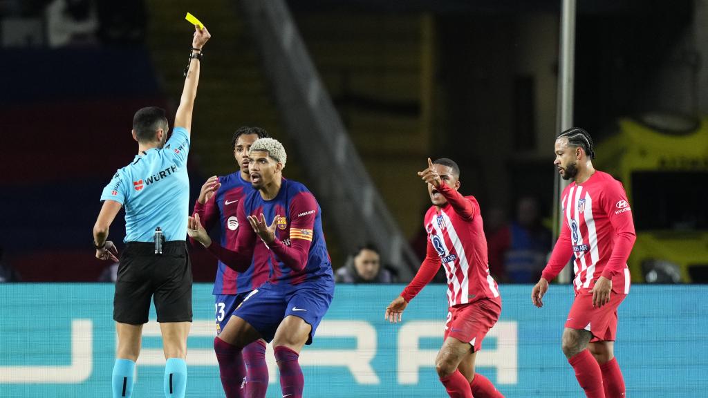 Sánchez Martínez enseña una amarilla durante el Barça - Atleti