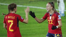 Athenea del Castillo y Ona Battle celebran un gol de España.