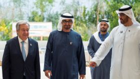 El líder de la ONU, Antonio Guterres (i), junto al presidente emiratí Al Nahyan (c) y el sultán Al Yaber (d), en la COP28