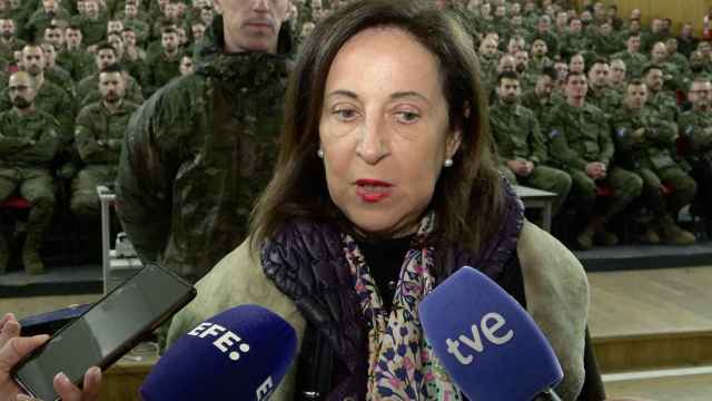 La ministra de Defensa, Margarita Robles, ofrece declaraciones este lunes en la base de Adazi (Letonia).