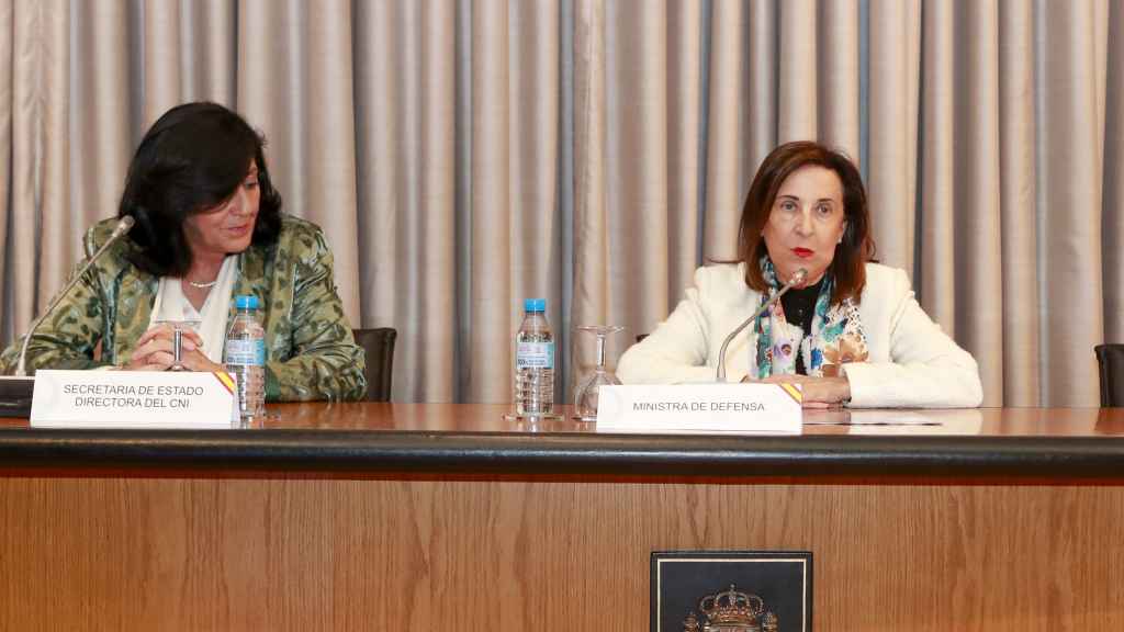 La ministra Robles preside el acto de homenaje a los agentes caídos del CNI la pasada semana.