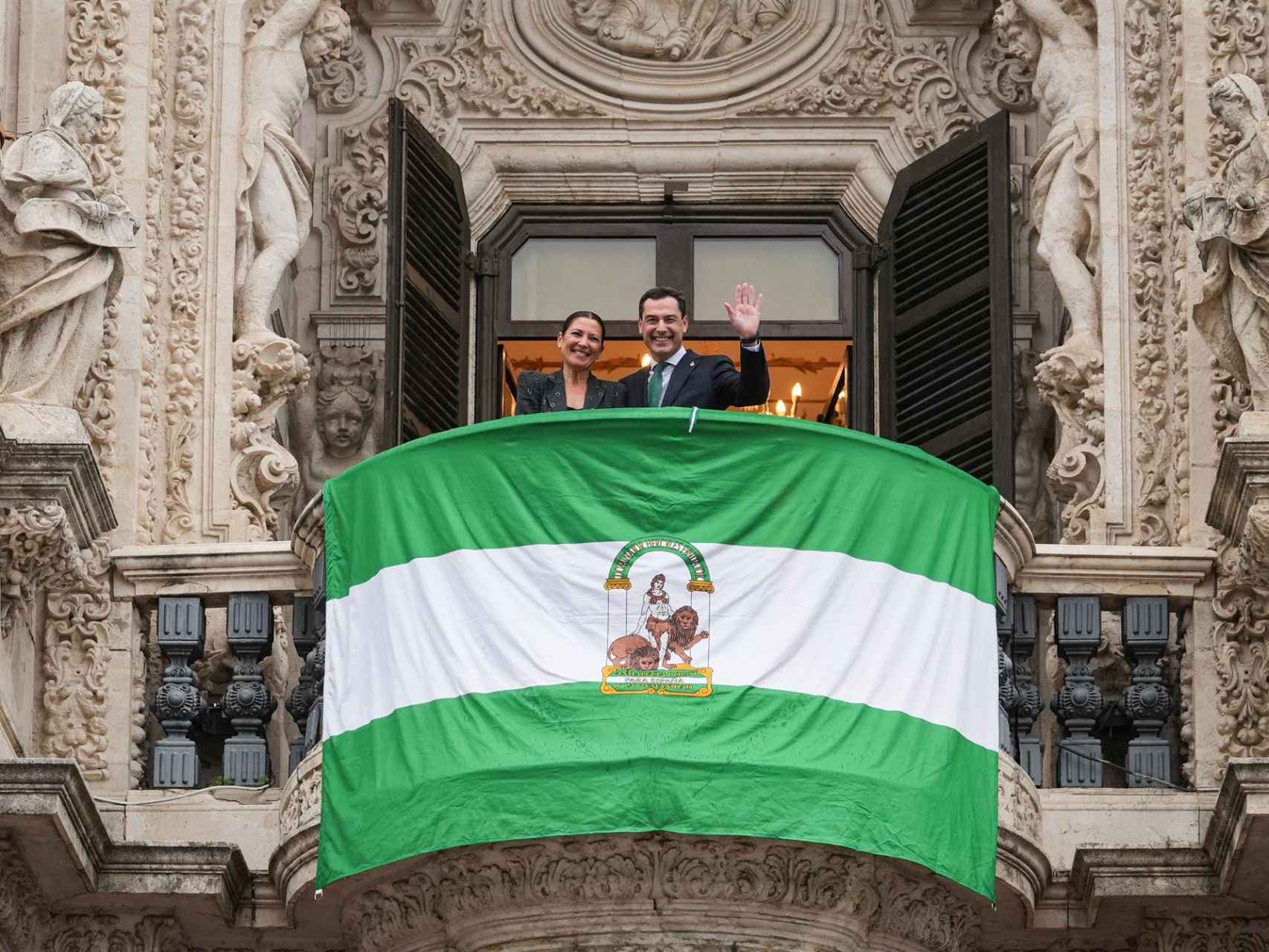 El presidente de la Junta de Andalucía, Juanma Moreno, junto a la bailaora Sara Baras en el Día de la Bandera.