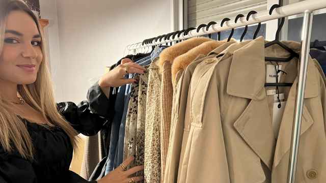 Lara Salinas, CEO de trendmatch, pasando revista a las prendas de ropa que sacará a la venta a partir de este jueves.