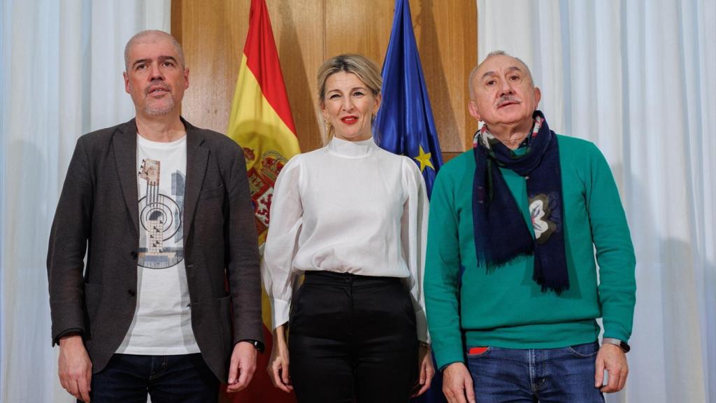 (I-D) El secretario general de CCOO, Unai Sordo; la vicepresidenta segunda y ministra de Trabajo y Economía Social, Yolanda Díaz y el secretario general de UGT, Pepe Álvarez.