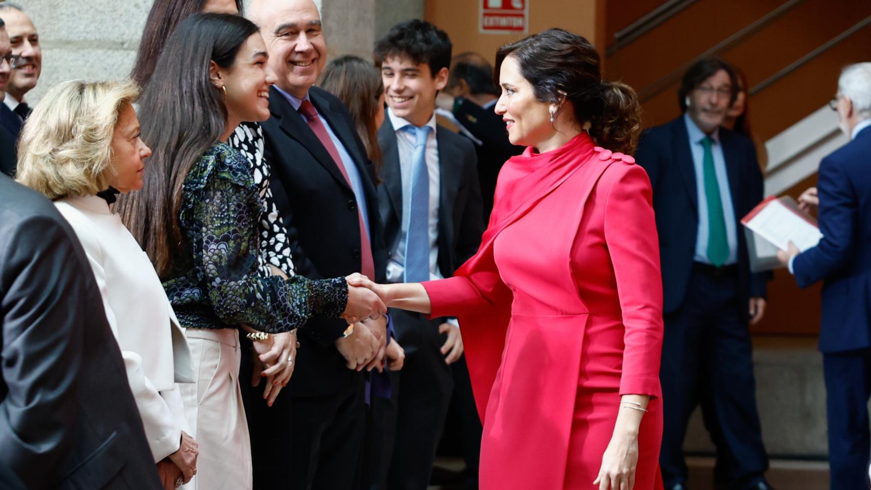 Isabel Díaz Ayuso, presidenta de la Comunidad de Madrid saludando a Elisa Lapastora.