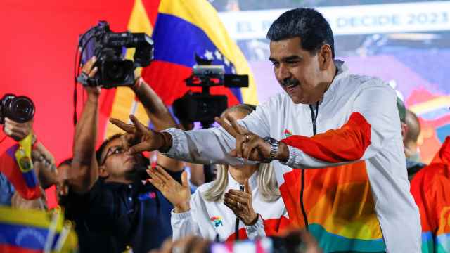El presidente de Venezuela, Nicolás Maduro, celebrando el resultado del referéndum de anexión del Esequibo, un territorio en disputa con Guyana desde hace décadas.