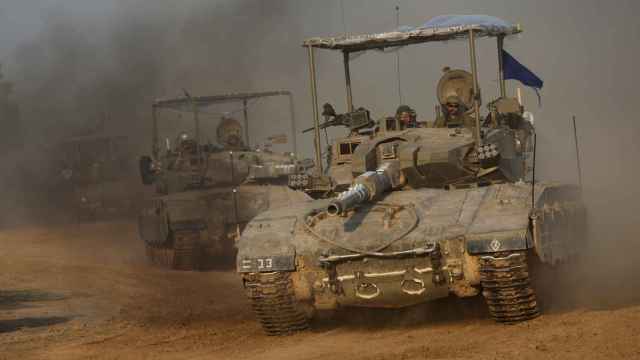 Tanques israelíes maniobran en la Franja de Gaza