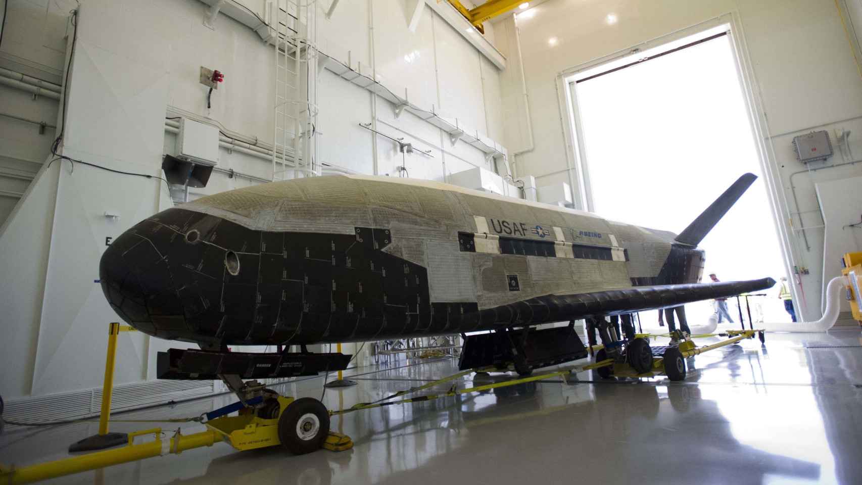 Nave espacial X-37B en el hangar