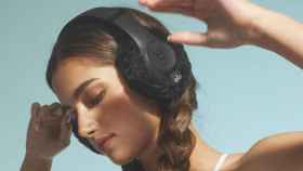 Beats Studio Pro con un par de orejeras Alo