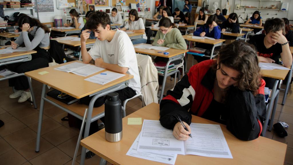 Un grupo de alumnos de instituto realizando un examen.