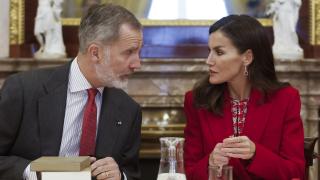 Letizia rescata el 'traje ganador' y joyas a juego en la reunión con el Instituto Cervantes