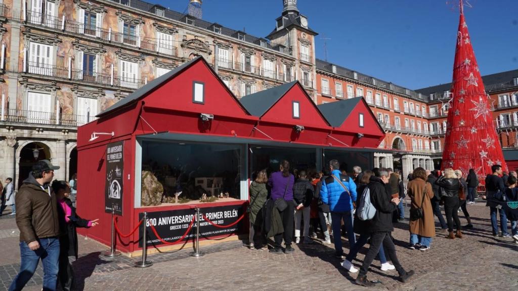 El tradicional Mercado de Navidad abre sus puertas un año más en la Plaza Mayor con un centenar de puestos.