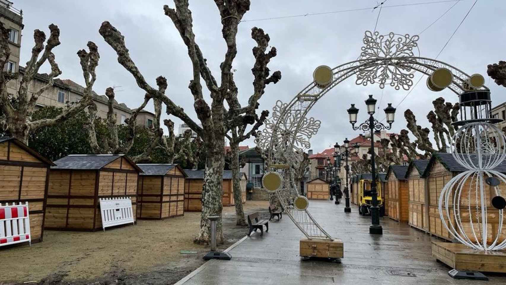 Las casetas del mercadillo ubicadas en la alameda.