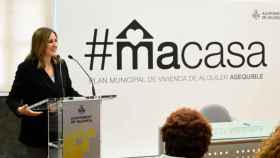 La alcaldesa de Valencia, María José Catalá, este lunes en la adjudicación de pisos. EE
