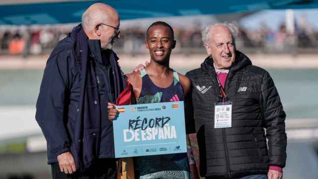Juan Roig, junto a Tariku Novales, maratoniano que batió este domingo en Valencia el récord de España.