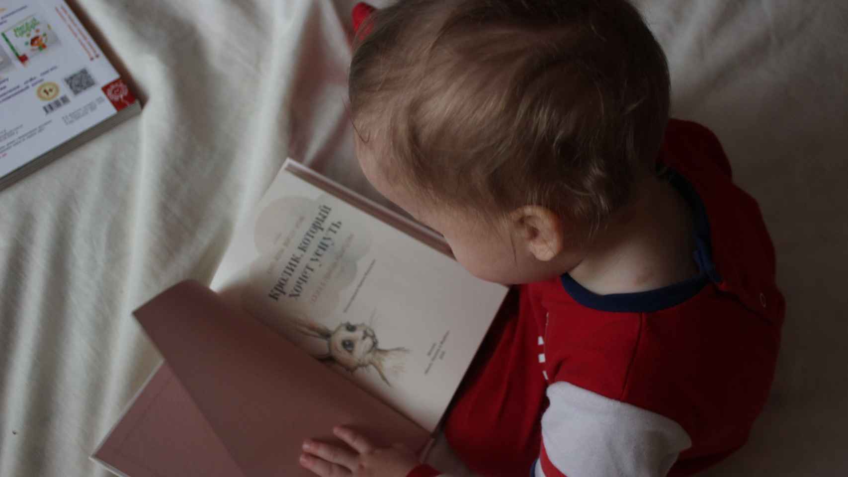 Imagen de un niño leyendo
