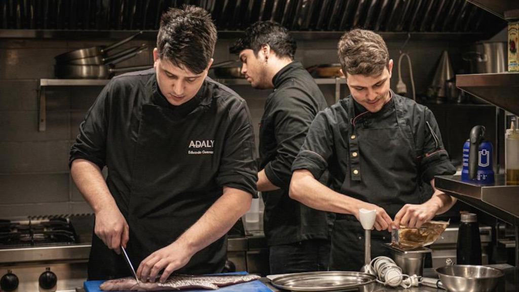 El chef Eduardo Guerrero junto a sus compañeros del restaurante Adaly.