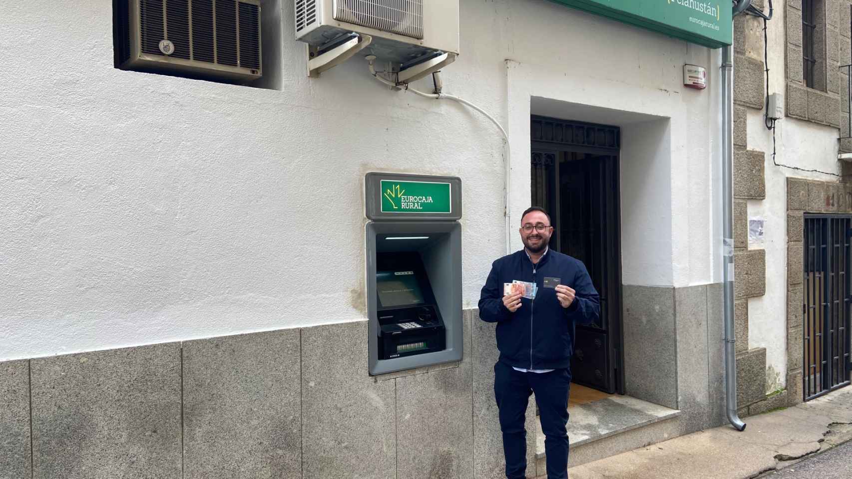 Roberto García Laredo ha hecho la primera operación financiera en el cajero recién instalado.