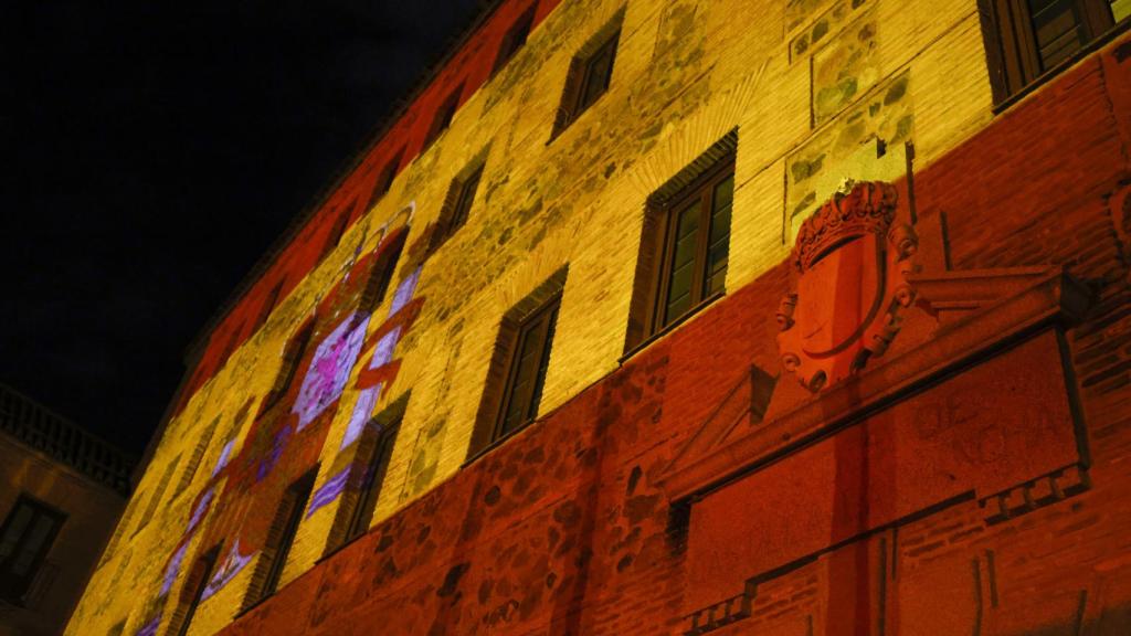 La bandera de España proyectada en la fachada de las Cortes de Castilla-La Mancha.