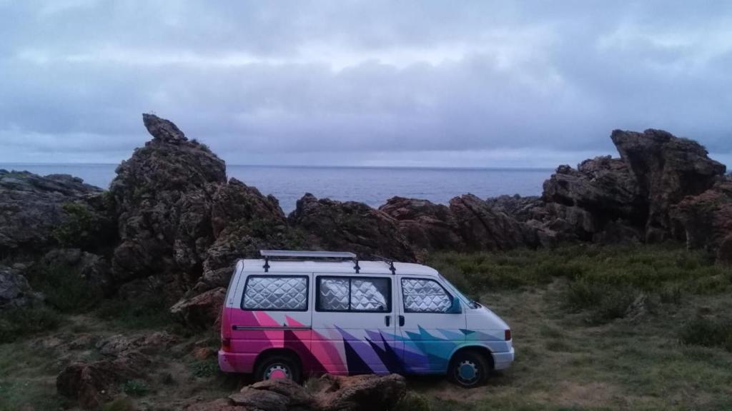 Santiago Zamora fotografía su furgoneta en una ruta por Cantabria